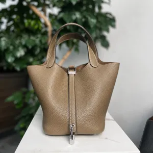 Dettaglio borsa secchiello in pelle, filo cerato a mano, ferramenta in acciaio, borsa.