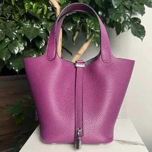 Borsa secchiello in pelle viola con dettaglio lucchetto, borsa a mano in vera pelle.