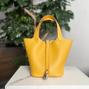 Borsa a secchiello in pelle gialla con hardware lucchetto argento, borsa classica.