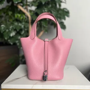 Borsa a secchiello in pelle rosa con ferramenta lucchetto argentato elegante borsa