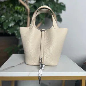 Borsa a secchiello in vera pelle di bovino shopper minimalista con lucchetto classico