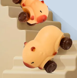 Primer plano del simpático coche de juguete capibara con diseño lindo y ruedas marrones.