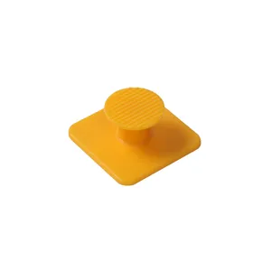 Gancio da parete adesivo giallo senza foratura con base quadrata e pomello strutturato.