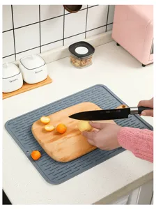 Grijs siliconen afdruipmatje voor keuken aanrecht, hittebestendig vaatwasserbestendig.