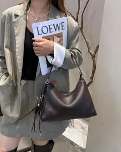 Borsa a tracolla hobo in pelle marrone scuro, morbida borsa sottobraccio con zip e nappa.