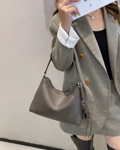 Borsa a spalla hobo in morbida pelle di alta qualità, elegante borsa grigia da giorno.