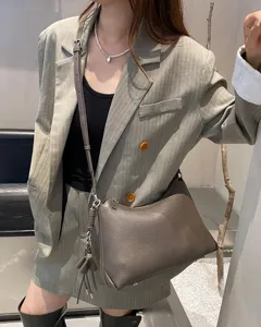 Elegante borsa hobo in pelle bovina grigia da donna, morbida borsa a tracolla e a spalla.