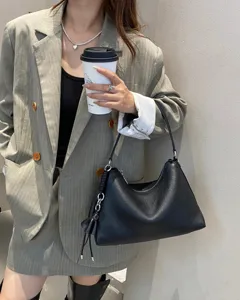 Borsa a spalla hobo in vera pelle nera da donna, borsa morbida sottobraccio con catena.