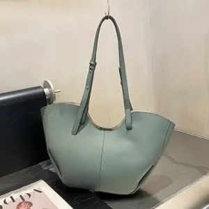 Vista dettagliata della borsa tote in pelle verde salvia, con design ad ali e raffinata finitura.