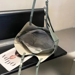 Borsa shopper in pelle verde di grande capacità con tracolla per il lavoro quotidiano.