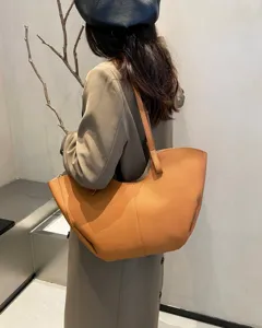 Grande borsa tote in pelle marrone, elegante borsa a spalla alata da donna per l'uso quotidiano.