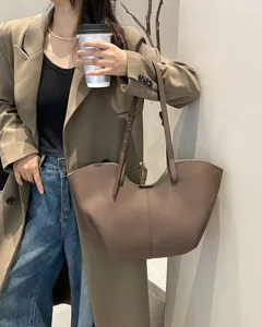 Vista dettagliata della borsa tote marrone in pelle con consistenza fine e grande capacità.