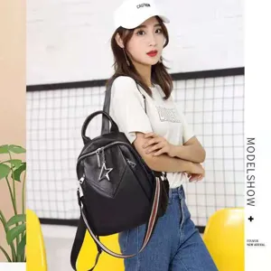 Eleganter schwarzer Damen Rucksack aus echtem Leder mit Sternanhänger und praktischen Trägern.