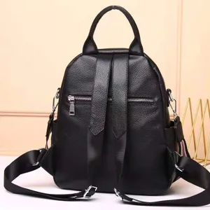 Schwarzer Echtleder-Rucksack im Detail mit Rückengurten, Reißverschlüssen und Metallteilen.