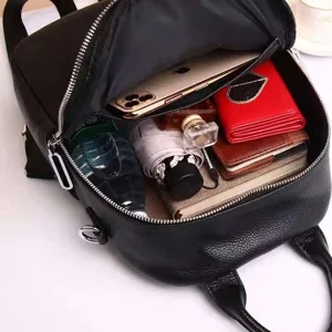 Schwarzer Lederrucksack Innenansicht Detail mit grossem Stauraum und praktischen Fächern.