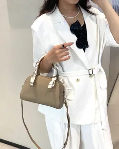 Bolso de mano bowling de cuero caqui bandolera detalle, bolso cruzado de piel vacuna