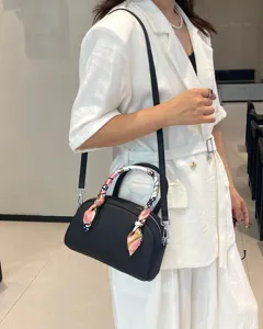 Bolso bowling negro de cuero para mujer, elegante bolso de mano con pañuelo de seda estampado chic.