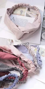 Detalle de primer plano de la diadema elástica con estampado de pata de gallo, estilo vintage.