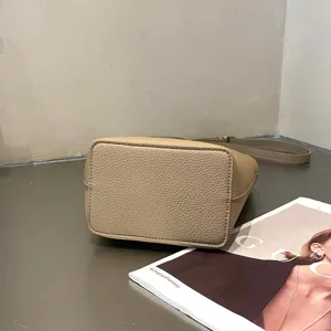 Detaillierte Ansicht des echten Leder-Eimer-Taschenbodens, stilvolles khaki Alltagsaccessoire.