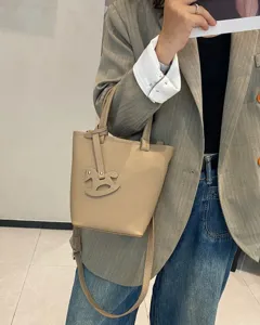 Minimalistische Eimer Tasche aus echtem Leder mit Schaukelpferd Anhänger, schicke Umhängetasche.