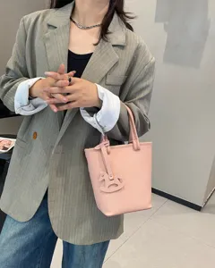 Schicke rosa Umhängetasche aus echtem Leder für Damen, lässige Handtasche für den Alltag.