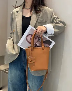 Echtes Leder Eimer Tasche mit Griff und Schultergurt fuer Damen Alltag stilvolle Mode.