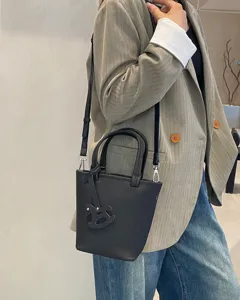 Detailansicht der schwarzen Leder Beuteltasche mit schickem Schaukelpferd Anhänger.