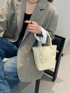 Lässige Damen Handtasche aus echtem Leder, modischer Togo Leder Eimerbeutel Anhänger.
