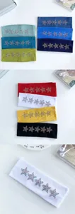 Vista dettagliata di fasce in maglia a costine con stelle di strass colorate, stile dolce e cool.