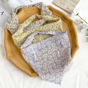 Sciarpa triangolare con stampa floreale di margherite ed elastico per donne in primavera.
