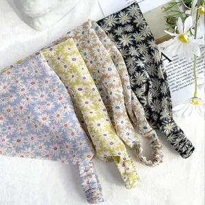 Foulard triangolare floreale con stampa di margherite ed elastico per la primavera chic.