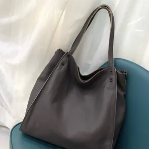 Borsa shopper in vera pelle da donna, grande borsa a spalla, elegante borsa a tracolla casual.