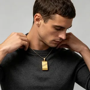 Collier pendentif pour hommes en acier inoxydable avec design de lignes gravées en diagonale mode.