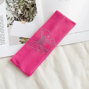 Levendig roze gebreide geribbelde haarband met een sprankelend strass strikdesign voor dames.