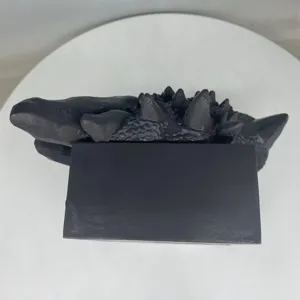 Detaillierte Nahaufnahme einer schwarzen Drachen-Buchstütze aus Harz mit Texturdetails
