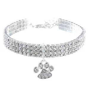 Elegante collare per animali a tre file di strass con un grazioso ciondolo a forma di zampa