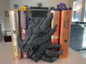 Detaillierte gotische Drachenkopf Buchstütze als dekoratives Wohnelement.