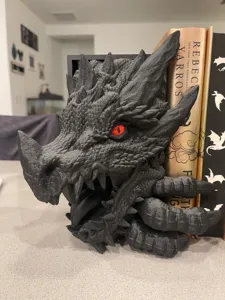 Detailansicht einer schwarzen Drachenkopf-Buchstütze aus Harz mit Fantasy-Büchern