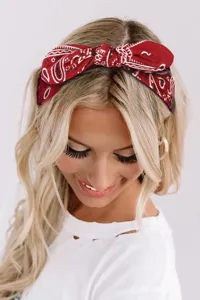 Detail du bandeau noeud papillon paisley rouge montre le noeud oreille de lapin souple.