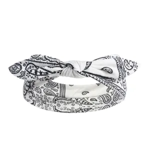 Détail du bandeau élastique à nœud pour femme avec motif cachemire noir et blanc.