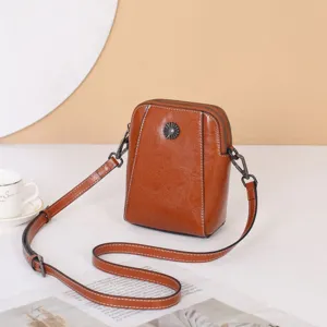 Petit sac bandoulière en cuir ciré marron pour femme, pochette téléphone avec décor en métal.