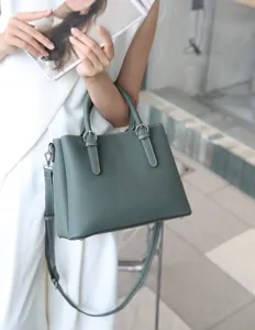 Sac cabas en cuir vert pour femme, élégant sac à main et bandoulière de qualité.