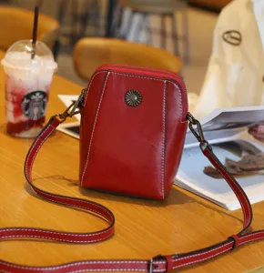 Sac bandoulière en cuir ciré rouge avec fleur en métal, petit sac de téléphone pratique.
