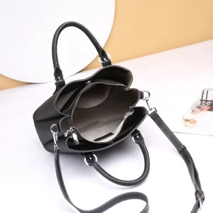 Sac à main en cuir véritable pour femme, élégant sac porté épaule avec poignée et sangle.