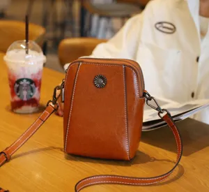 Sac bandoulière femme en cuir ciré marron sac de téléphone portable quotidien détail