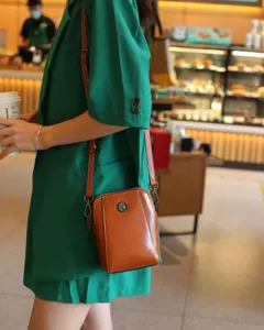 Sac bandoulière femme en cuir ciré marron petit sac téléphone vintage style quotidien