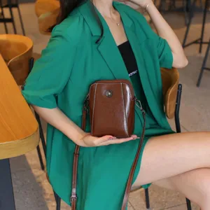 Sac bandoulière marron en cuir véritable pour femme, mini sac téléphone avec fermoir métal.