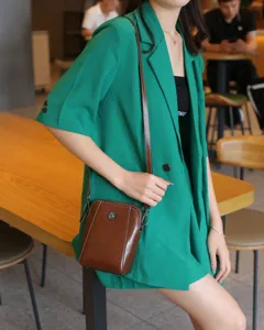 Sac bandoulière marron en cuir véritable ciré pour femme, pochette téléphone et porte-monnaie.