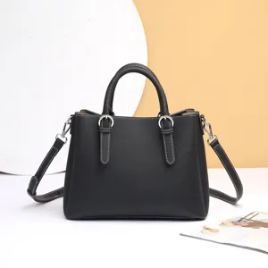 Sac cabas en cuir noir pour femmes, élégant sac à main à bandoulière réglable et poignées.