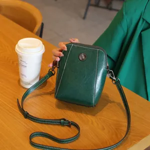 Sac bandoulière en cuir ciré vert foncé pour femme, petit sac téléphone portable élégant.